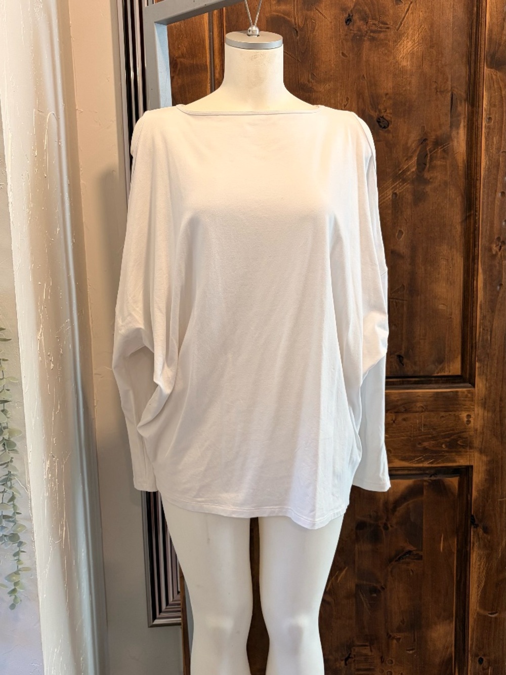 J76 White Bamboo‑Blend Cutout Sleeve Top – Size XL